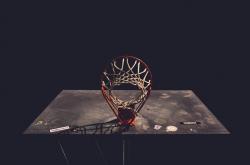 开云体育-铁血蓝领与天山飞鹰，当活塞法则折叠时空困住新疆，杜兰特成为唯一的转换密钥