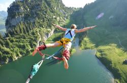 开云体育APP下载-从墨尔本到温布利，梅德韦杰夫如何用拉沃尔杯的钥匙解开澳网翻盘的心魔