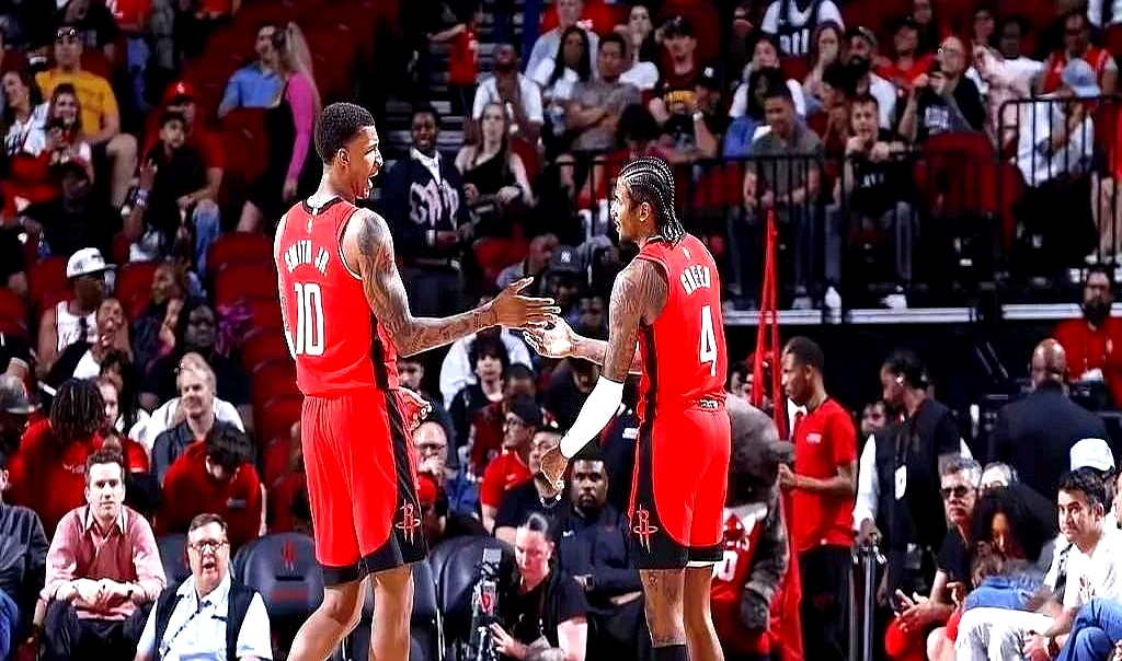 火箭队遭遇惨败,主教练大力调整阵容 火箭队遭遇惨败,主教练大力调整阵容