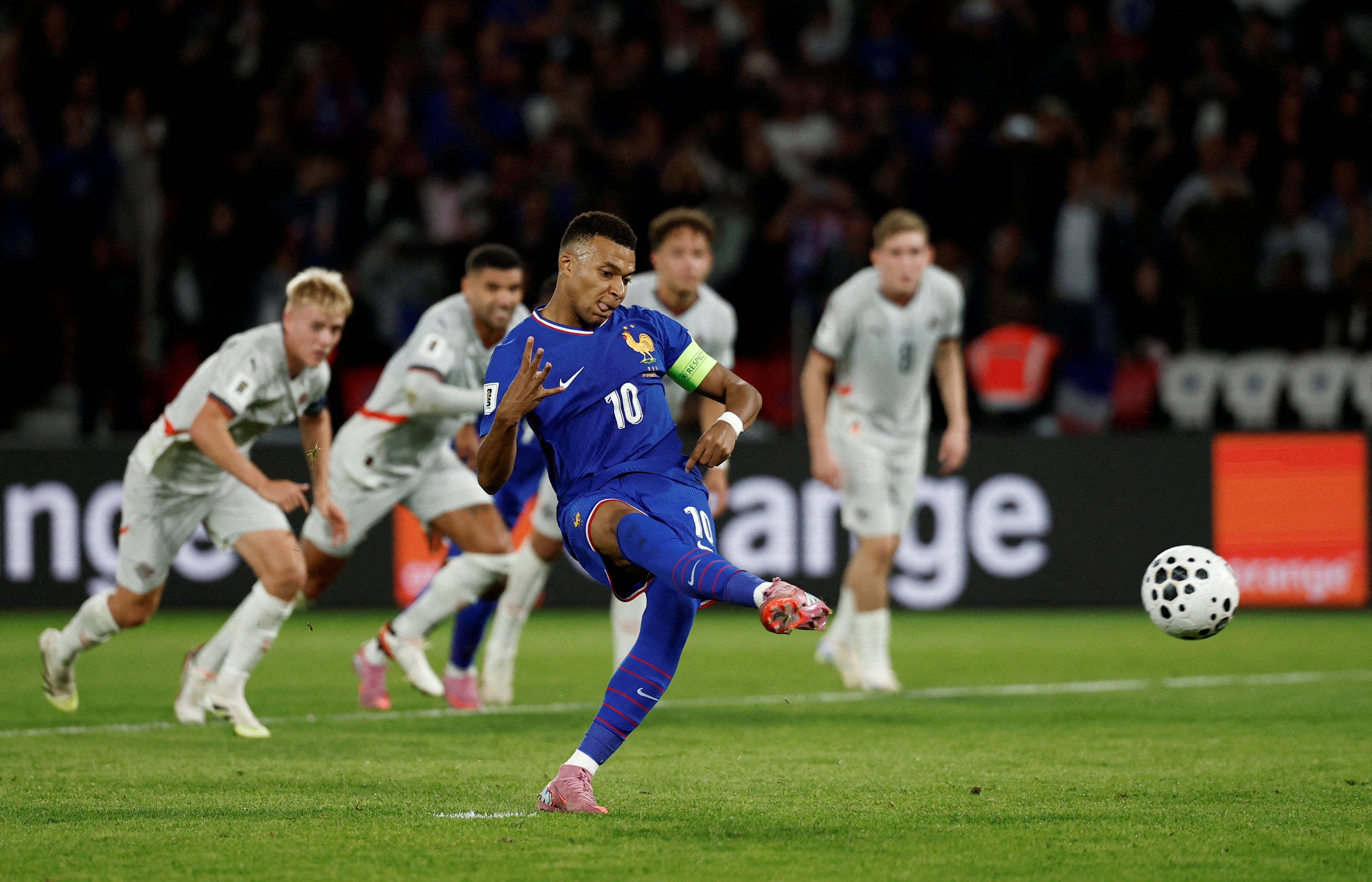 法国足球比赛中球员们拼出了最好的表现