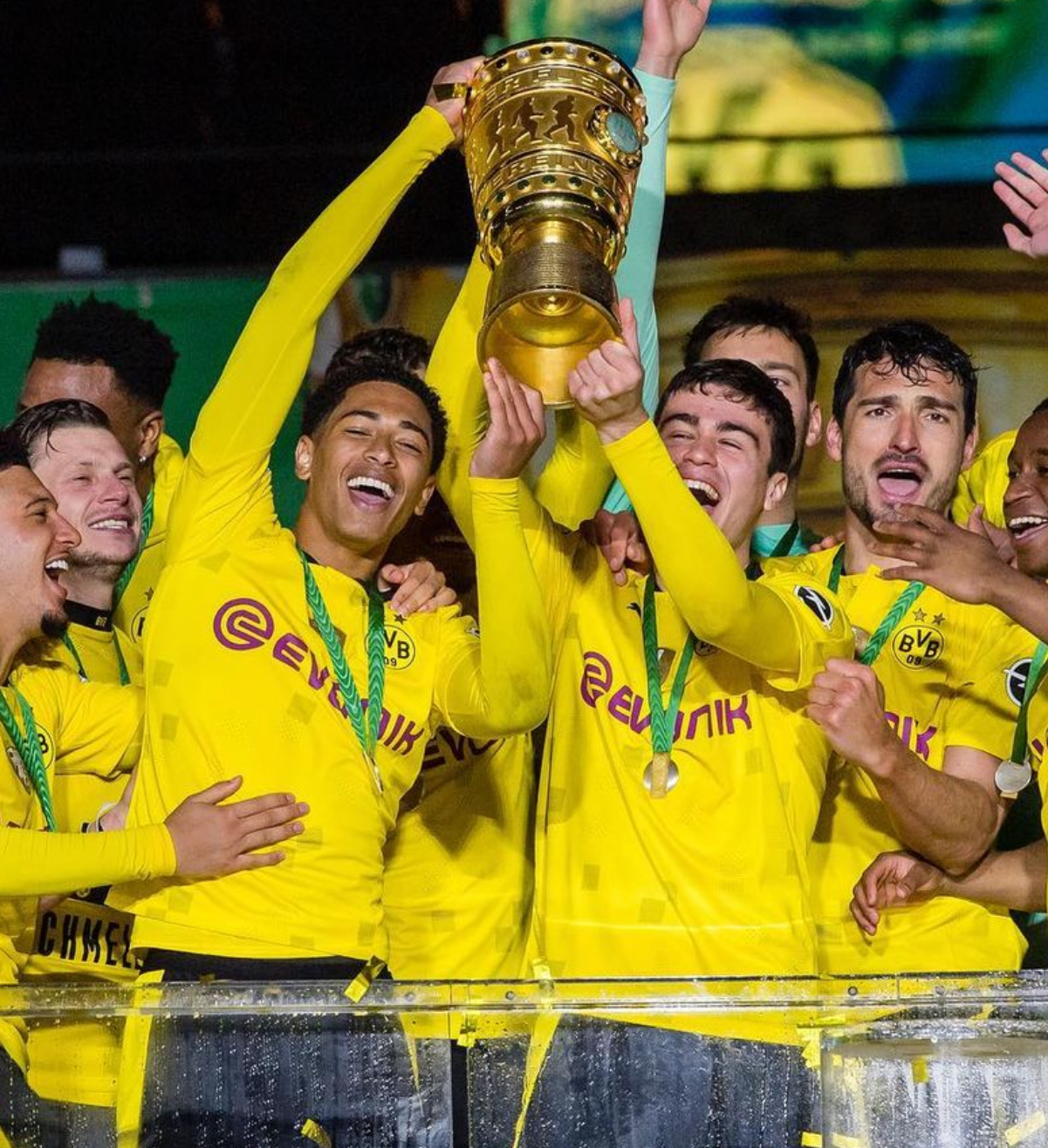 非洲代表队斩获殊荣，喜笑颜开