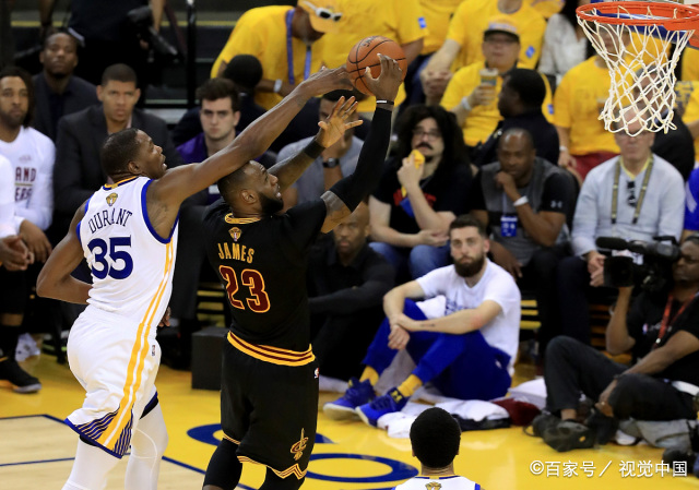 湖人主场击败爵士,继续领跑西部 湖人主场击败爵士,继续领跑西部